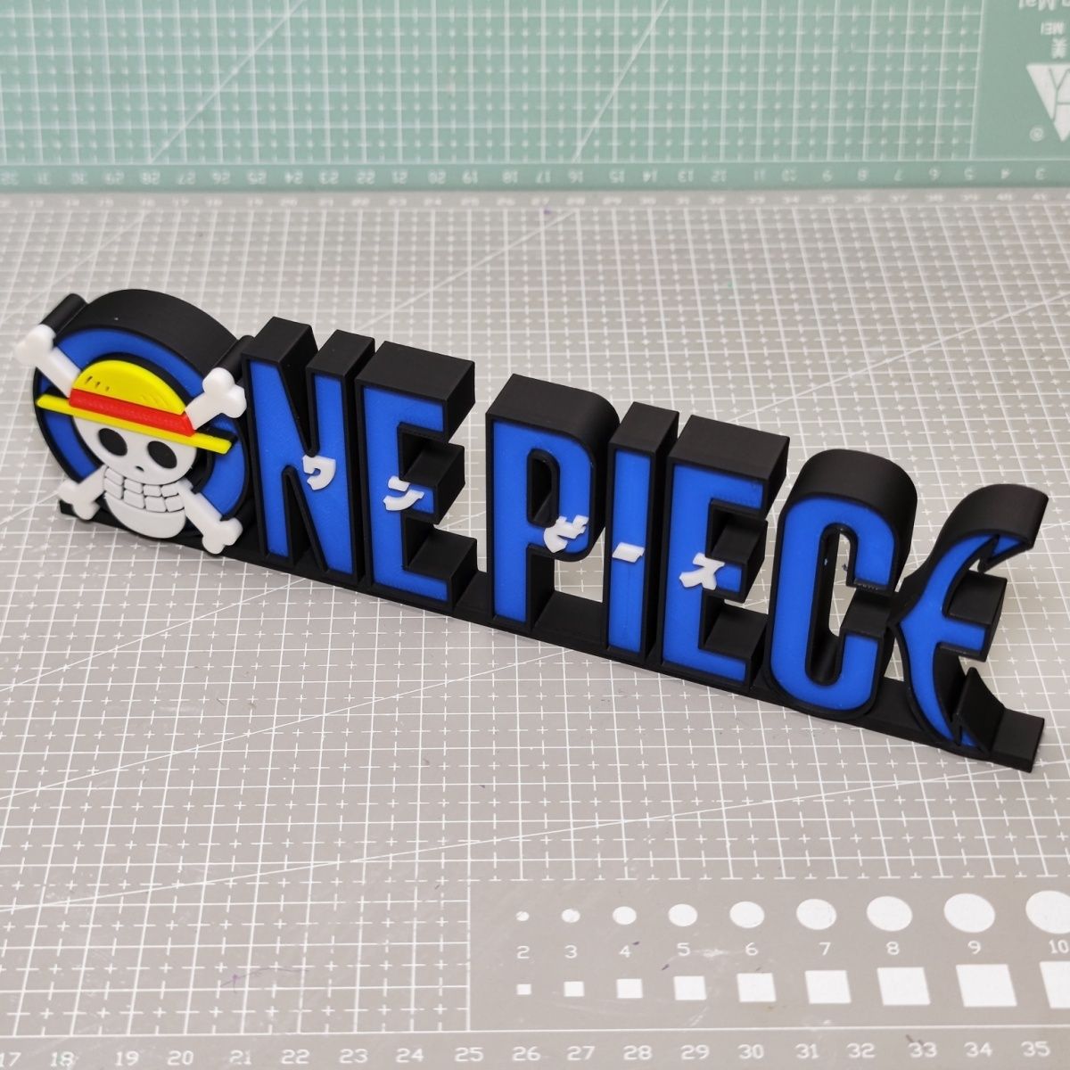 20cm One Piece Logo Figure 3D  - Home Office Romance Manga reseña y precio