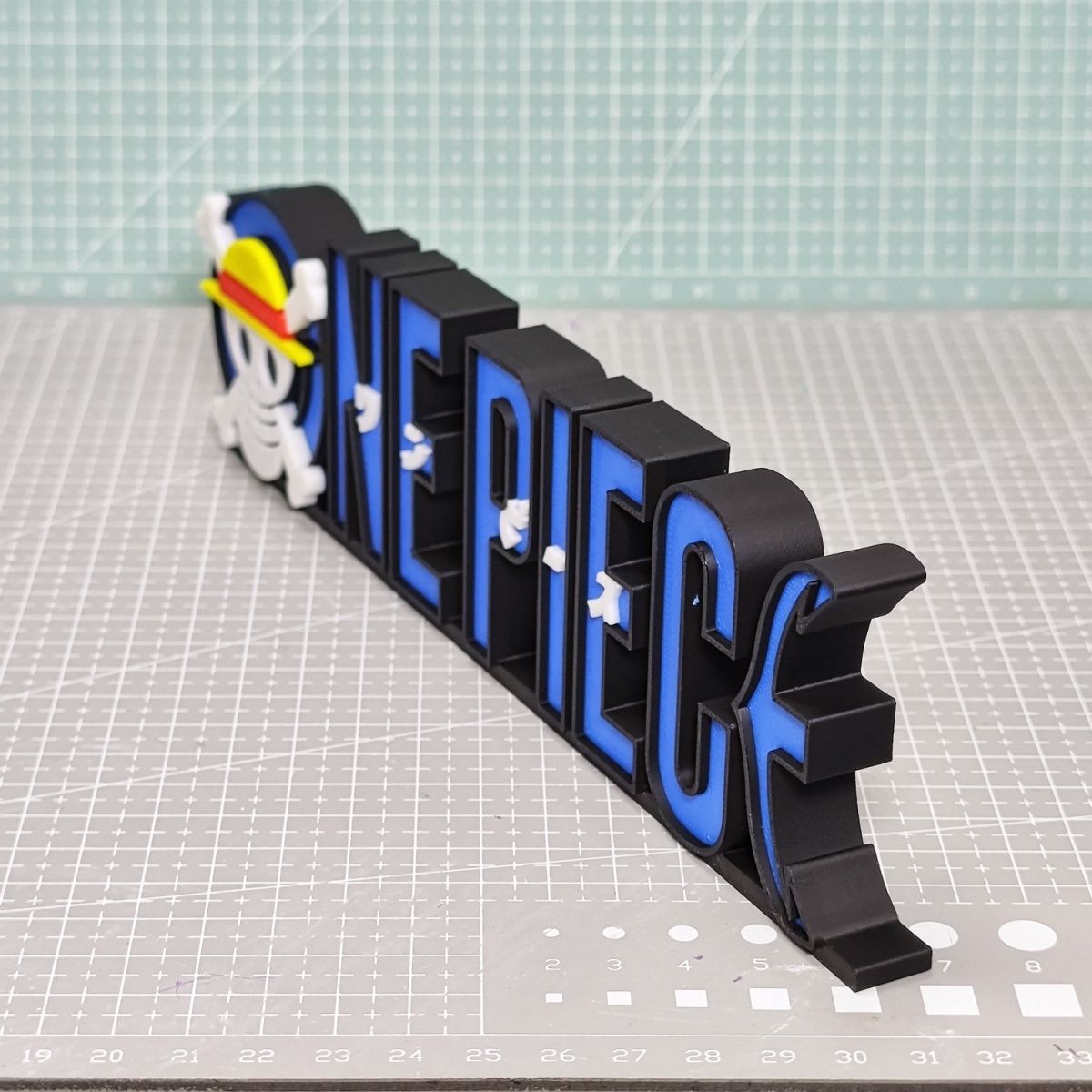 20cm One Piece Logo Figure 3D  - Home Office Romance Manga reseña y precio